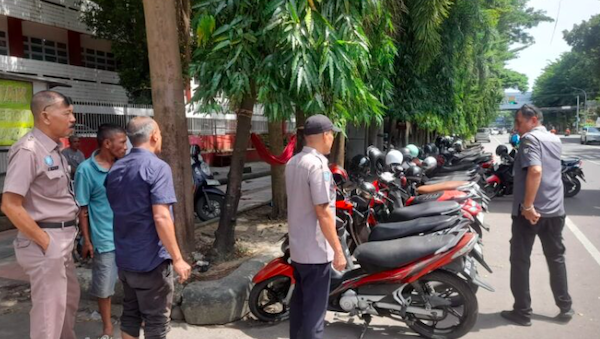 TRC Perumda Parkir Tertibkan Parkir Liar di Depan SD Sudirman