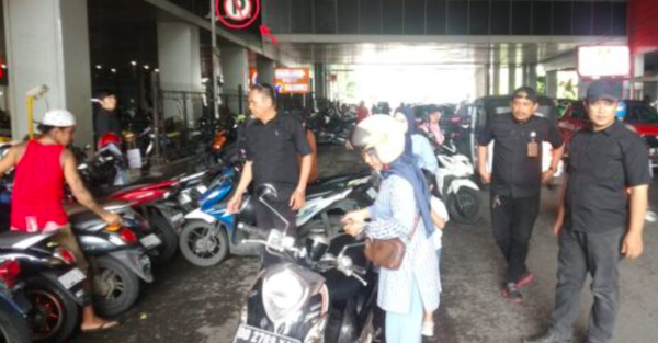 PD Parkir Makassar Tertibkan Jukir Liar di Bawah Terowongan Ramayana