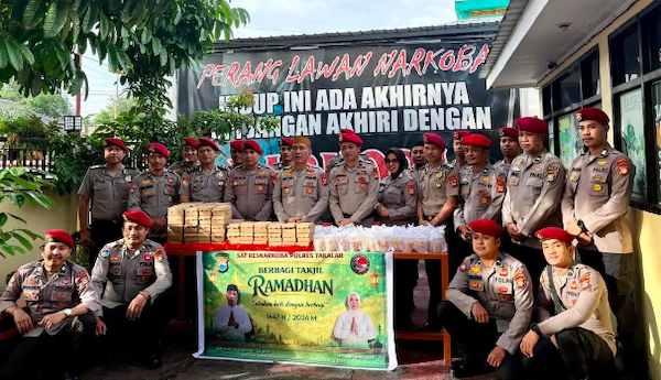 Satresnarkoba Polres Takalar Bagikan Takjil Gratis Kepada Masyarakat