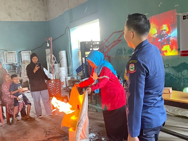 Pertamina Sulawesi Perkuat Edukasi Keselamatan, IT Makassar Latih Warga Gunakan APAR