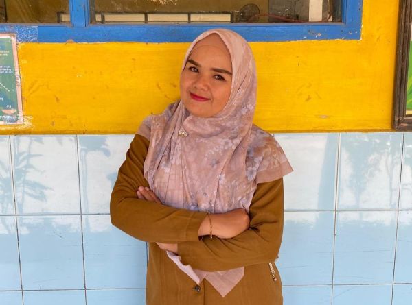 Dari Jajanan Pasar ke Sekolah Negeri: Kisah Siti, Guru di Maros yang Merajut Mimpi di Tengah Keterbatasan Hidup