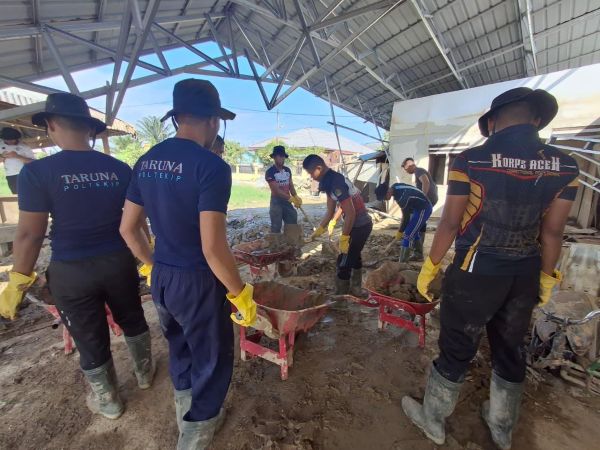 Hari Kelima di Aceh Tamiang, Taruna Poltekpin Aksi Nyata Bantu Warga