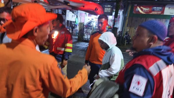 Hujan Hulu Picu Banjir, 13 Warga Makassar Nyaris Terisolasi di Air Terjun Gowa