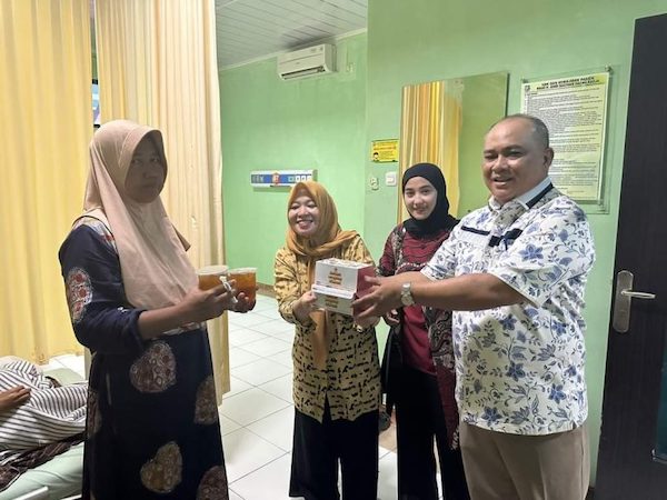 Dirut RSUD Bulukumba Bagi Takjil di Bulan Ramadan