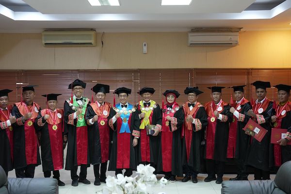 Bupati dan 13 Pejabat Kabupaten Banggai Laut Raih Gelar Magister di Unhas