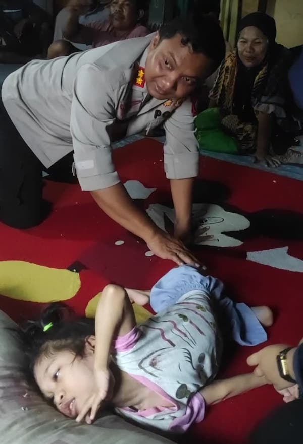Merasa Prihatin, Kapolres Jeneponto Kunjungi Gadis Penderita Lumpuh Sejak Usia 4 bulan