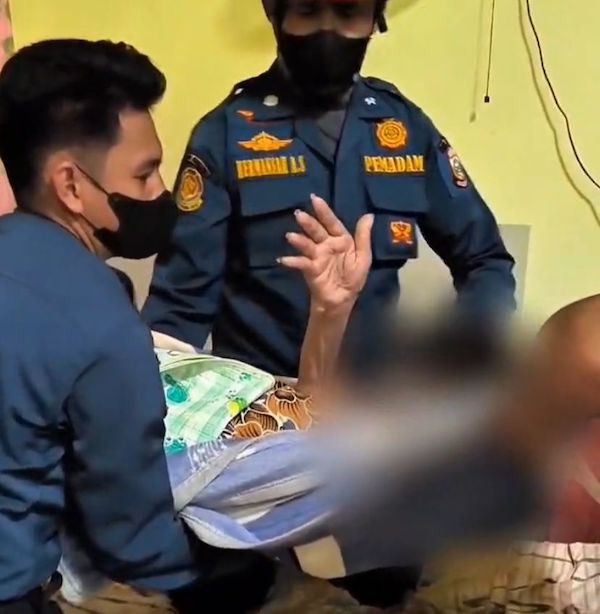 Lansia di Makassar Minta Bantuan Damkar Untuk Dibawa ke layanan Kesehatan