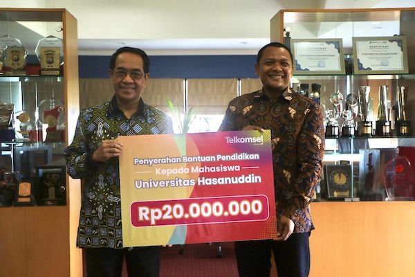 Telkomsel Serahkan Bantuan Pendidikan untuk Mahasiswa Unhas