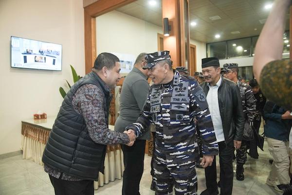 KSAL Muhammad Ali Kunjungi Sulsel, Wali Kota Makassar Sambut di Lanud Sultan Hasanuddin