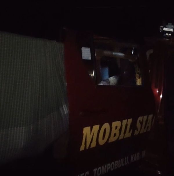 Akses Jalan Rusak, Ibu Hamil Terpaksa Ditandu Menggunakan Sarung