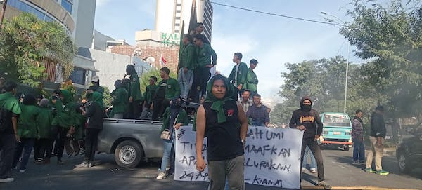 Peringati Amarah, Mahasiswa UMI Makassar Blokade Jalan