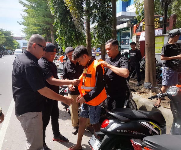 TRC PD Parkir Makassar Tertibkan Jukir Tak Sesuai SOP, Rompi Disita