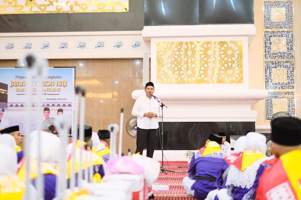 Bupati Bantaeng Lepas Jamaah Calon Haji, Minta Nama Daerah Dijaga