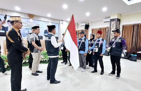 Tenaga Ahli Menag Lepas 393 JCH Kloter 7 Embarkasi Haji Makassar