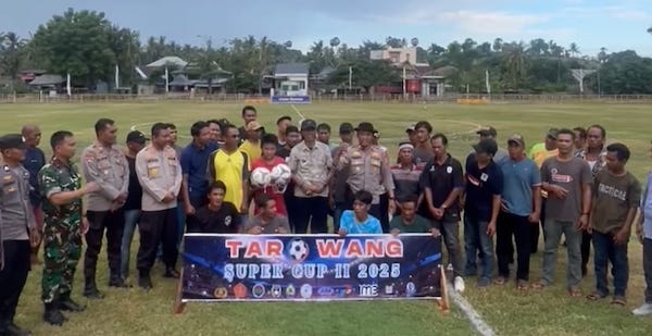 Dukung Sepak Bola, Polres Jeneponto Serahkan Perlengkapan Olahraga