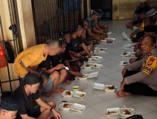 Sentuhan Humanis di Balik Jeruji, Personel Polres Bulukumba Makan Siang Bersama Tahanan
