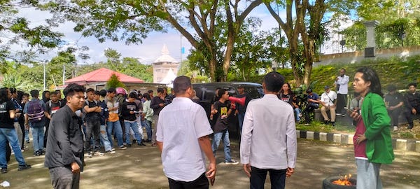 Puluhan Mahasiswa Geruduk Kantor DPRD Sulbar, Ini Tuntutatnya!