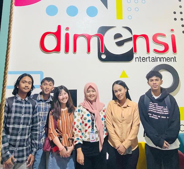 Mengenal Industri Kreatif, Mahasiswa Unifa Kunjungi Dimensi Entertainment