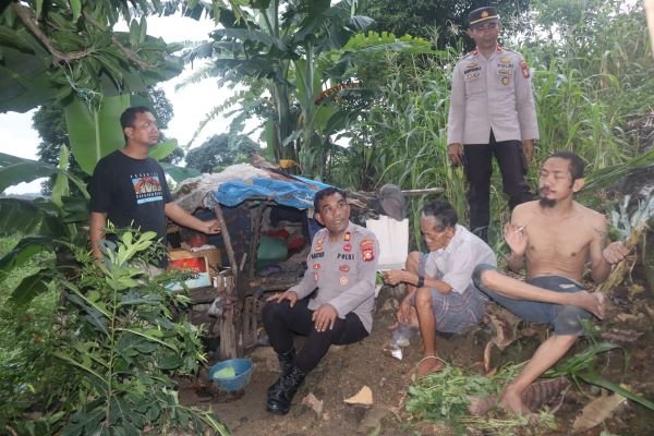 Wujudkan Kepedulian Sosial, Kapolres Jeneponto Kunjungi Warga Kurang Mampu di Pelosok Desa