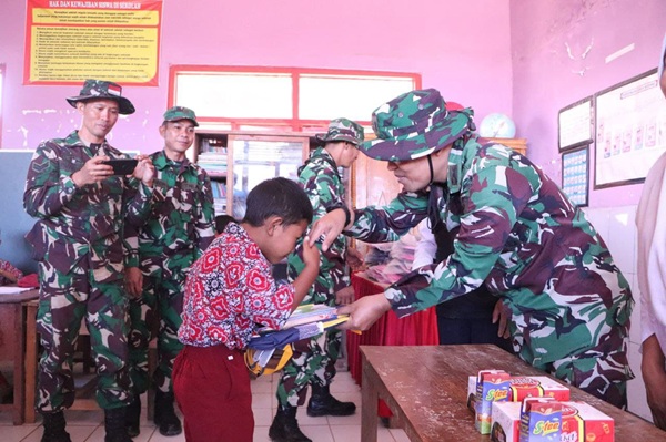 Dandim Jeneponto Salurkan 91 Paket Peralatan Sekolah di SD Rumbia