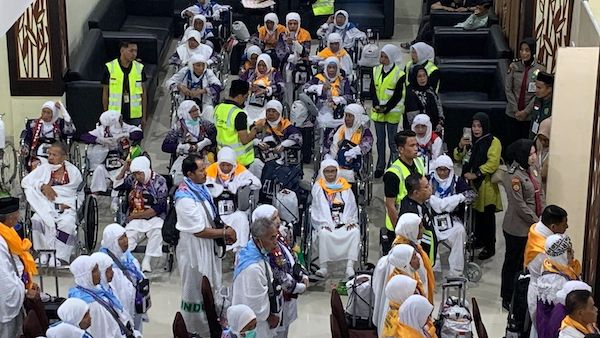 Kenakan Kain Ihram, Kloter 39 Embarkasi Makassar Terbang ke Tanah Suci