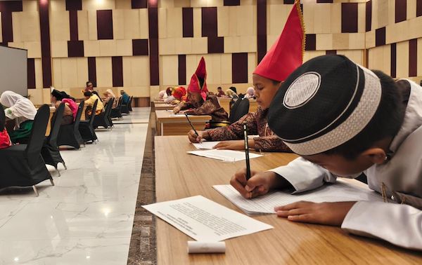 Dukung Pelestarian, Hotel Unhas Gelar Lomba Menulis Aksara Lontara