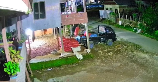Terekam Kamera CCTV, Seorang Pencuri Bawang Merah di Jeneponto Diringkus Polisi