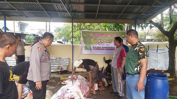Polsek Manggala Bagikan Daging Kurban ke Masyarakat