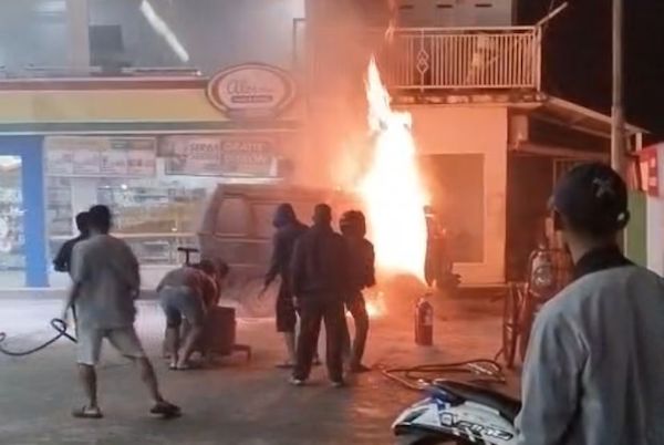 Mobil Angkutan Umum Terbakar di SPBU Maros, Polisi Selidiki Penyebabnya