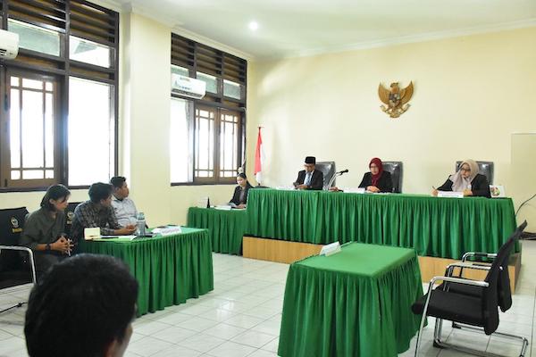 Puluhan Warga Padati Komisi Informasi Sulsel, Kawal Gugatan Terhadap Kadis PMD Luwu
