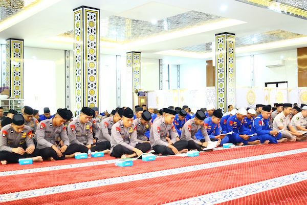 Polda Sulsel Gelar Pensucian Pataka, Zikir dan Doa Bersama