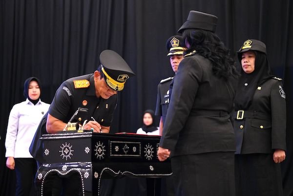 Kakanwil Kemenkum Sulsel Lantik Perancang Peraturan Perundang-undangan Madya