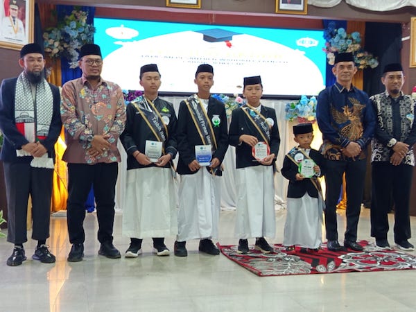 Kadis Kominfo dan Statistik Jeneponto Hadiri Wisuda Akbar YPWI Ulul Al Baab