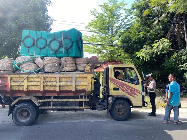 Polisi Tertibkan Kendaraan Over Load di Majene