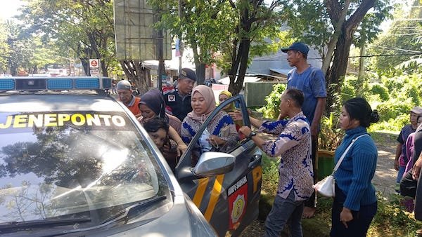 Ambulance Mogok, Polres Jeneponto Bantu Evakuasi Bumil ke Mobil Patroli