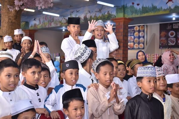 PPA-YAI Makassar Alirkan Kebahagiaan pada 500 Anak Yatim di Waterboom Maros