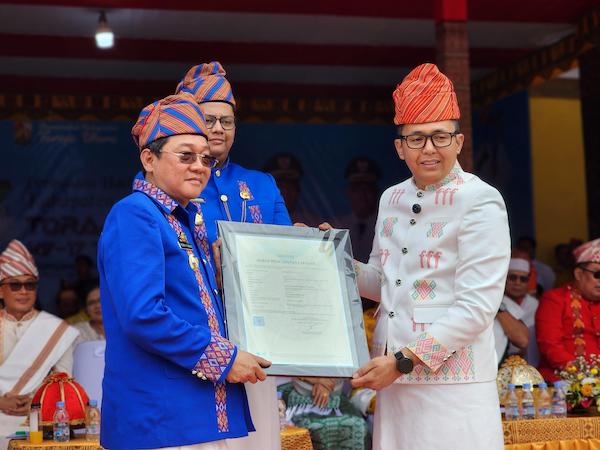 Kanwil Kemenkum Sulsel Serahkan Pencatatan KIK Tedong Bonga-Hak Cipta Hymne Pemda