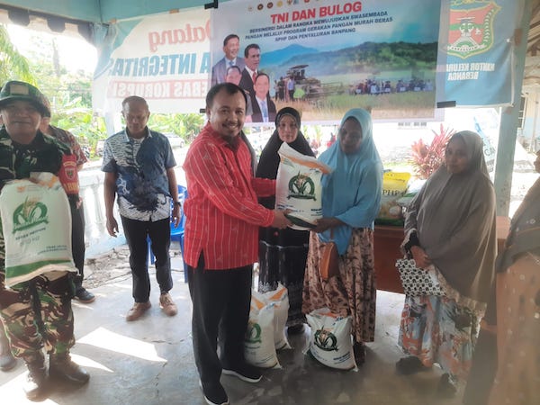 Bulog dan Pemprov Sulbar Salurkan Bantuan Beras SPHP di Kalukku