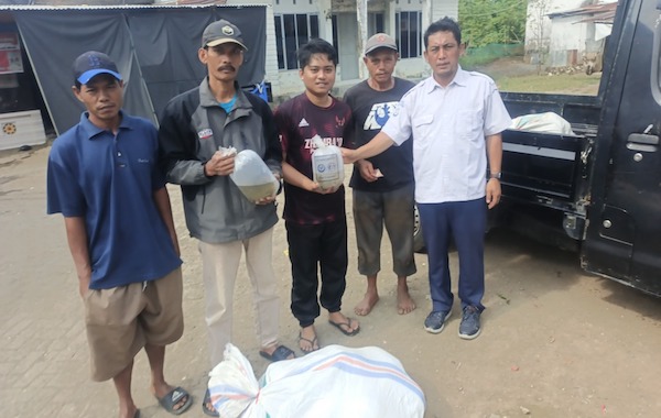 Mahasiswa Budidaya Perairan Unibos Dalami Proses Panen dan Pemasaran PL14 Udang Windu