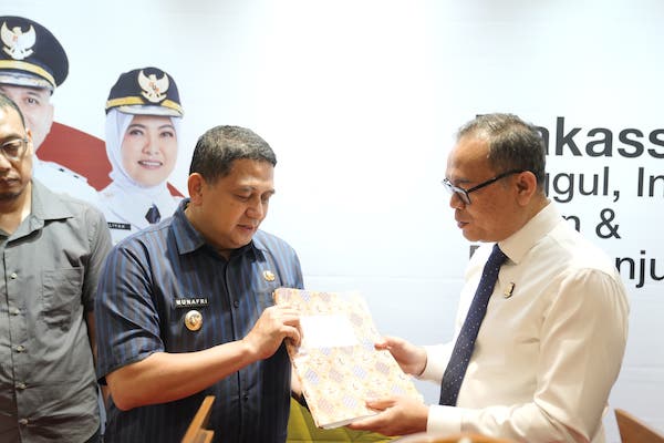Kejari Serahkan 49 Randis ke Pemkot Makassar