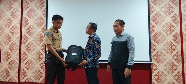 Pemprov Sulbar Berikan Bantuan Seragam Sekolah untuk Siswa Kurang Mampu