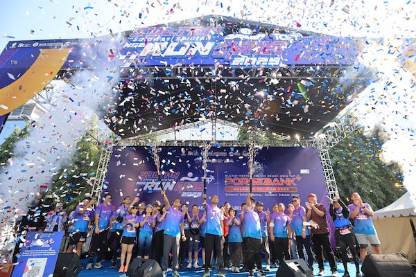 1.000 Bibit Pohon Diserahkan ke Pemkot Makassar dalam QRIS Run 2025