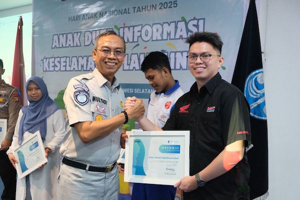 Komitmen Edukasi Keselamatan Lalu Lintas, Asmo Sulsel Terima Penghargaan dari Jasa Raharja