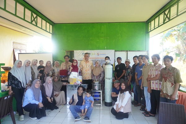 Kolaborasi Diktisaintek,  UMI-STIEM Bongaya Ajak Masyarakat Tamangapa Membuat Ecobrick