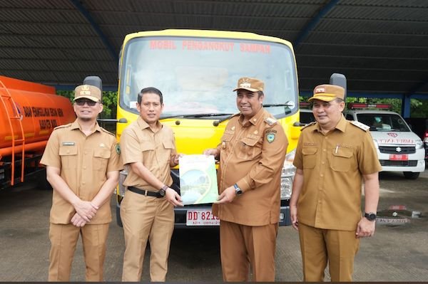 Tingkatkan Layanan Kebersihan, Pemkab Maros Serahkan Mobil Dump Truck ke DLH