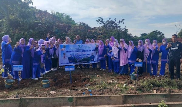 TP PKK Sambut HUT ke-66 Kabupaten Maros dengan Melakukan Penanaman Bibit Pohon
