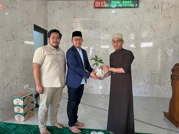 Hijaukan Masjid, Langkah Awal Gerakan 10.000 Pohon PRIMA DMI Sulsel
