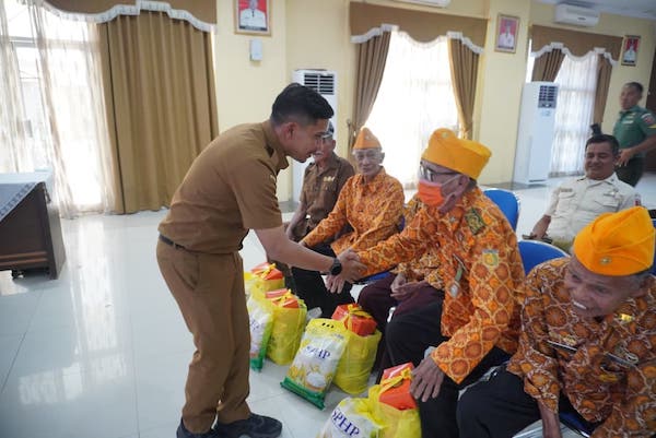 Hargai Jasa Pahlawan, Wabup Jeneponto Serahkan Tali Asih Kepada Veteran