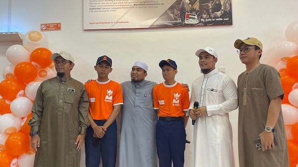 CEO Almaz Fried Chicken Lunasi Cicilan Hingga Hutang Karyawannya di Makassar