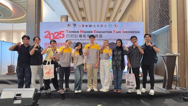 Mahasiswa Unibos Jadi Penerjemah di Pameran Pendidikan Taiwan di Makassar